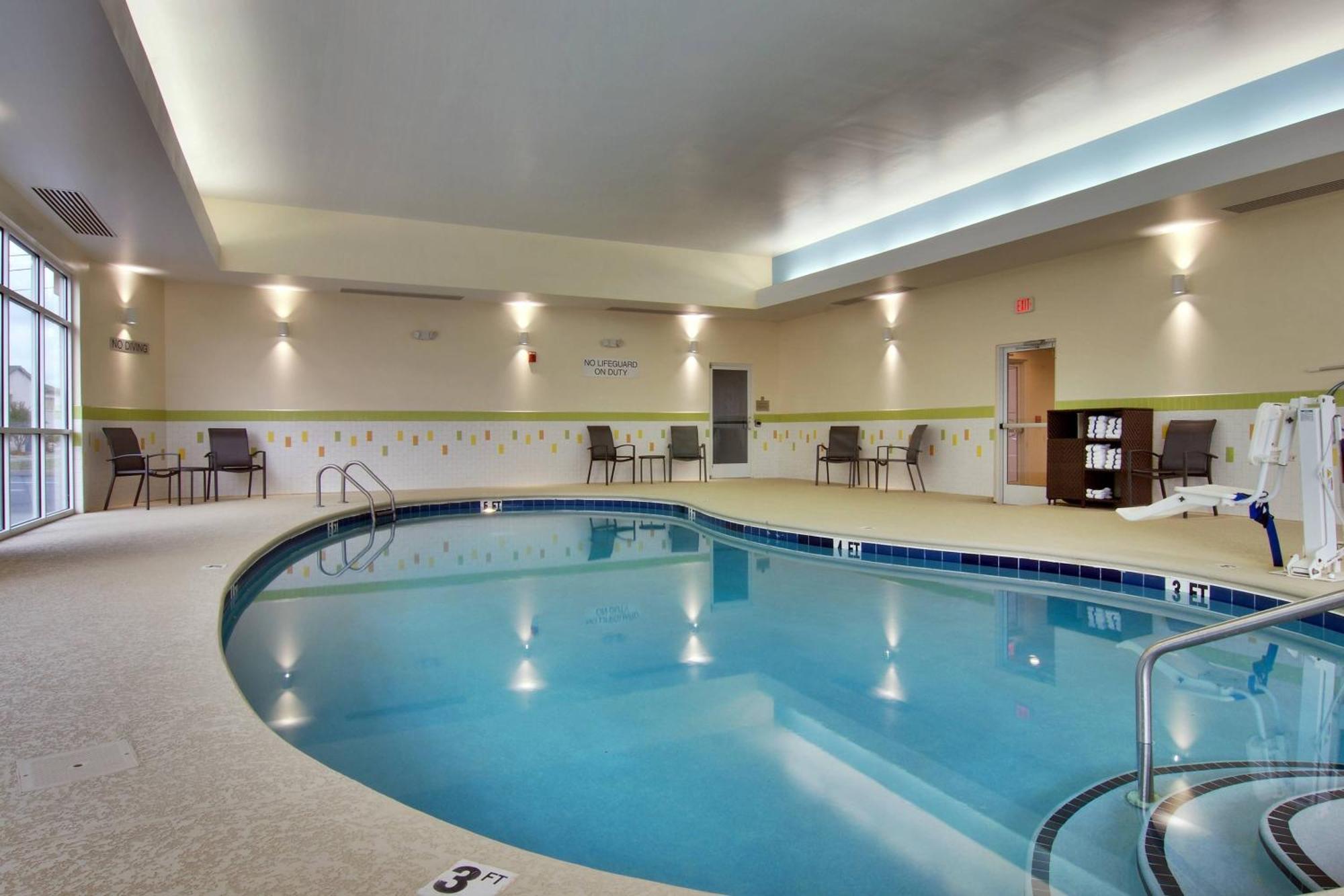 Fairfield Inn & Suites Кларксвилл Экстерьер фото