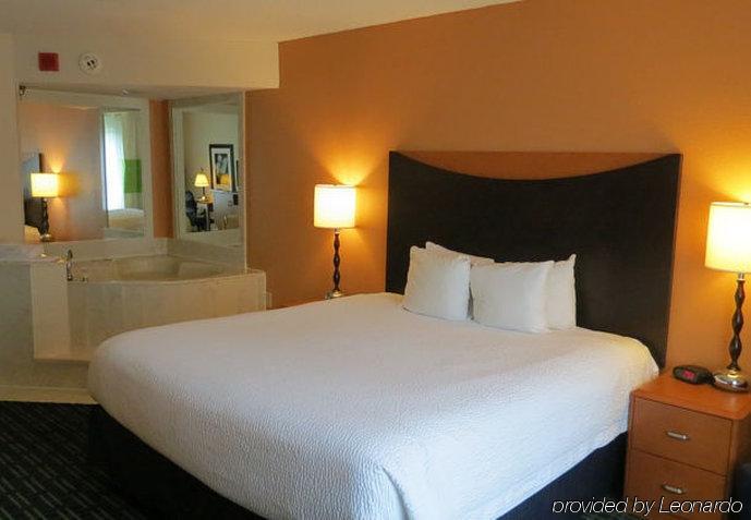 Fairfield Inn & Suites Кларксвилл Экстерьер фото